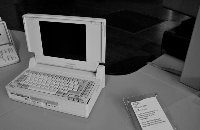 1 kilobajt dát na 1 kilo počítača alebo podnikové informačné systémy z minulosti