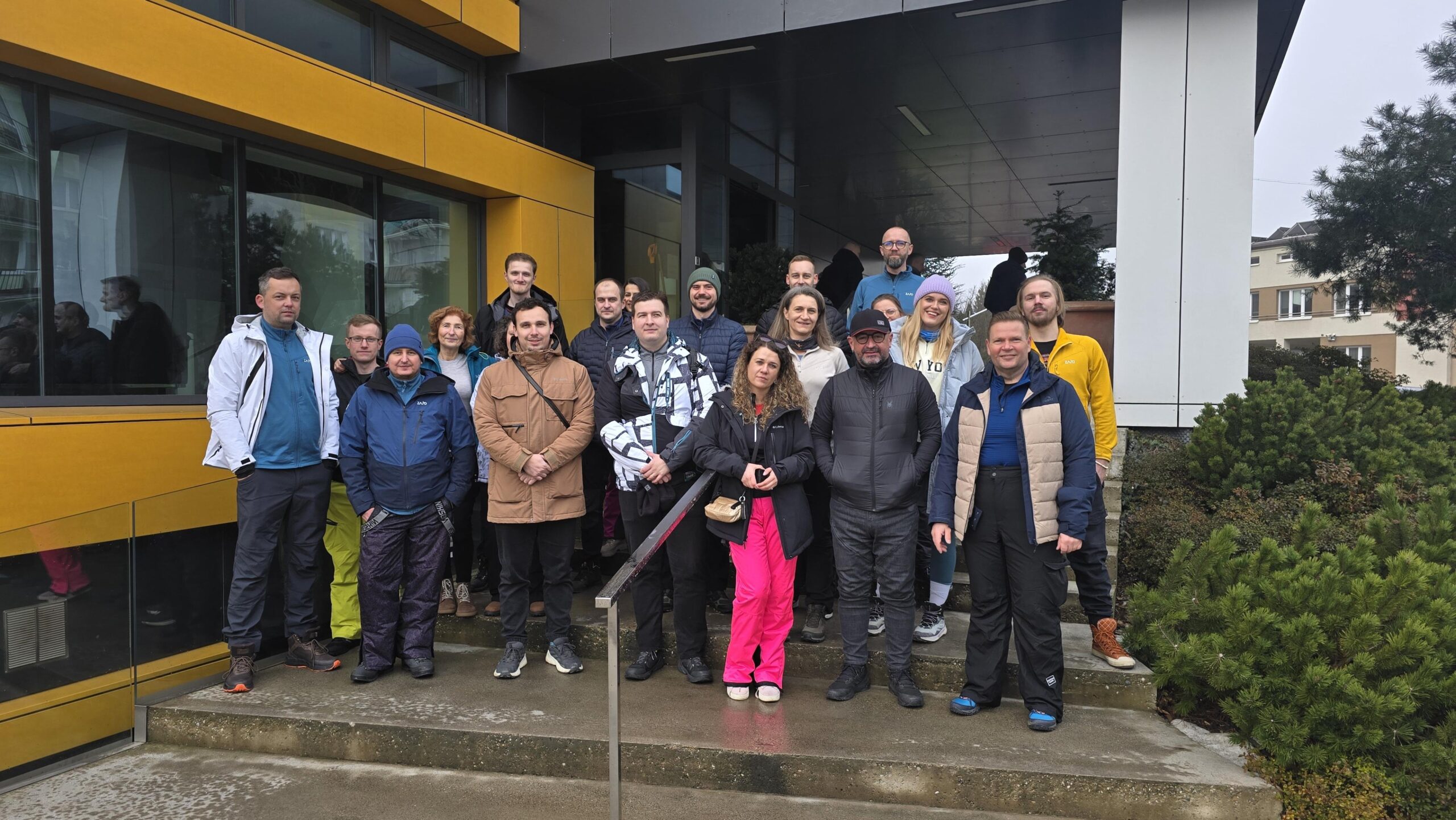 Zamestnanci Telegrafia pred budovou sídla firmy – spoločná fotografia tímu počas teambuildingu