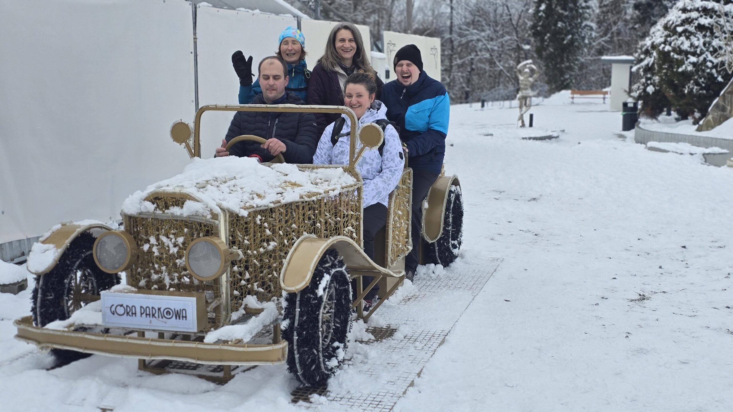Časť tímu Telegrafia pri vyhliadkovej veži v Krynici počas zimného teambuildingu